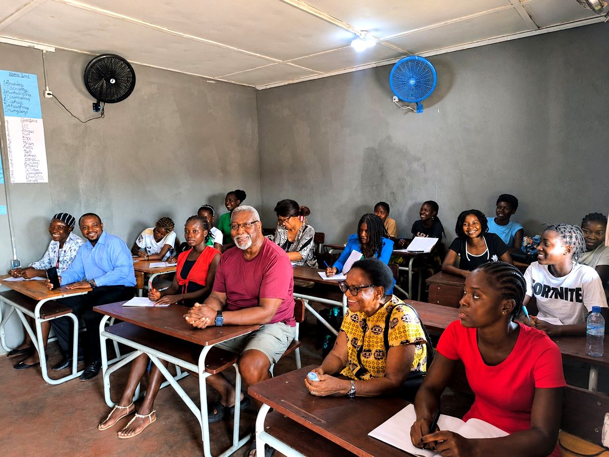 Co-Founder Kenneth Morris training teachers in a classroom in Moatize